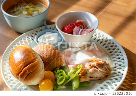 朝陽差し込む洋風朝食プレート 朝陽差し込む洋風朝食プレート 126225016