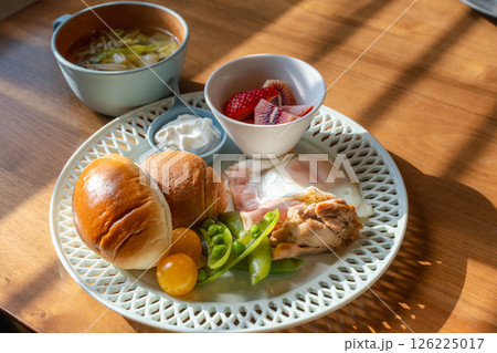 朝陽差し込む洋風朝食プレート 朝陽差し込む洋風朝食プレート 126225017