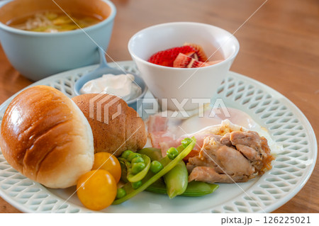 朝陽差し込む洋風朝食プレート 126225021