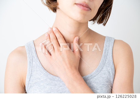 夏のボディケアを気にするミドル女性 126225028