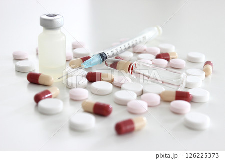 Vial and ampule of drug, 1 ml plastic syringe with needle, drug tablet and capsule isolated on the white background Vial and ampule of drug, 1 ml plastic syringe with needle, drug tablet and capsule isolated on the white background 126225373