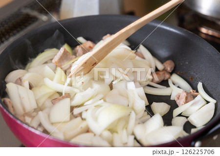 牛肉と玉ねぎを炒めているところ (写真素材) 牛肉と玉ねぎを炒めているところ (写真素材) 126225706