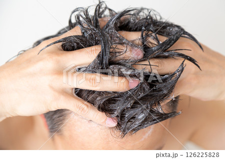 シャンプーをするミドル男性 126225828