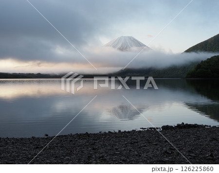 本栖湖から見た朝富士山 126225860