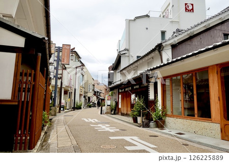 枚方宿 街道沿いに商店が賑やかに建ち並ぶ風景　大阪府枚方市岡本町 126225889