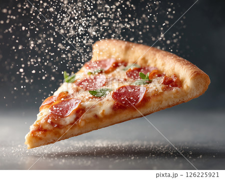 ペパロニピザに粉チーズが舞うシズル感たっぷりのフードフォト ペパロニピザに粉チーズが舞うシズル感たっぷりのフードフォト 126225921