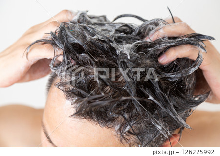 シャンプーをするミドル男性 シャンプーをするミドル男性 126225992