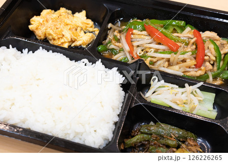 美味しい青椒肉絲の中華弁当 126226265