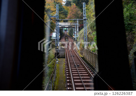 関東・大山詣り・麓と大山阿夫利神社を結ぶケーブルカーの乗車イメージ・神奈川県伊勢原市(2) 126226387