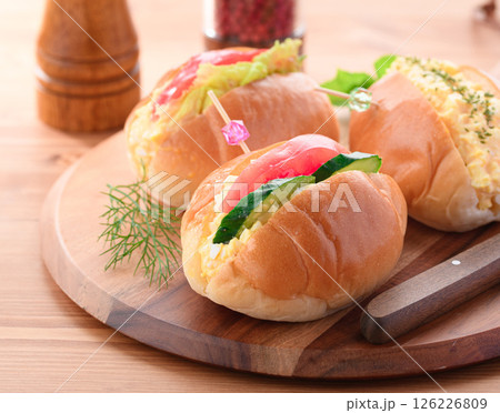 ロールパンサンド　（ ロールパンの玉子サンド ） 126226809
