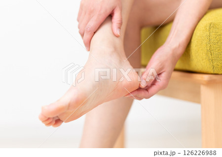足の踵を気にする夏着のミドル女性 126226988