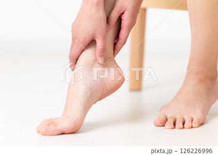足の踵を気にする夏着のミドル女性 126226996