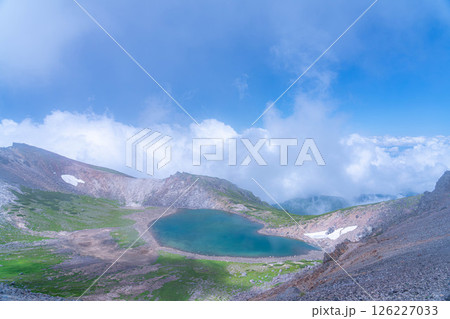 【天空の池】霧のかかる夏の乗鞍岳の権現池【長野県】 126227033