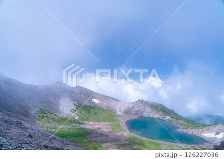 【天空の池】霧のかかる夏の乗鞍岳の権現池【長野県】 【天空の池】霧のかかる夏の乗鞍岳の権現池【長野県】 126227036