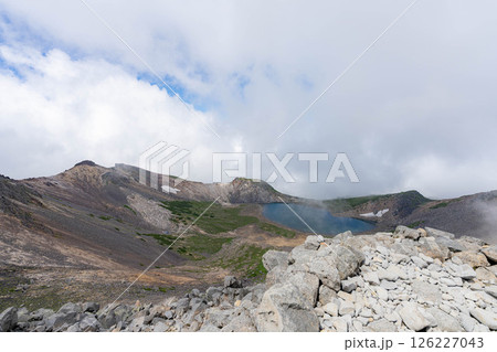 【天空の池】霧のかかる夏の乗鞍岳の権現池【長野県】 【天空の池】霧のかかる夏の乗鞍岳の権現池【長野県】 126227043