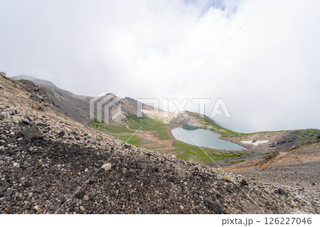 【天空の池】霧のかかる夏の乗鞍岳の権現池【長野県】 【天空の池】霧のかかる夏の乗鞍岳の権現池【長野県】 126227046