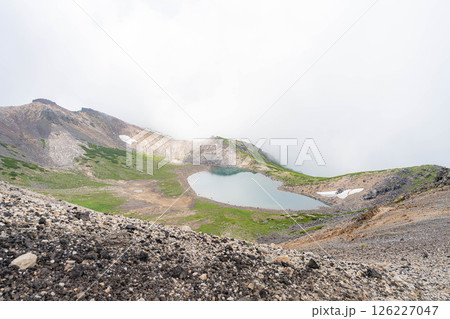 【天空の池】霧のかかる夏の乗鞍岳の権現池【長野県】 【天空の池】霧のかかる夏の乗鞍岳の権現池【長野県】 126227047