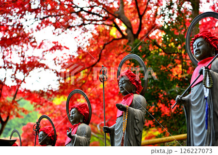 関東・紅葉の大山詣り・大山寺の手前、美しい紅葉を背に人々を見守るお地蔵様・神奈川県伊勢原市(2) 126227073