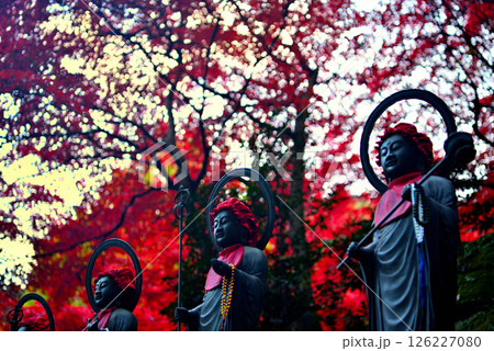 関東・紅葉の大山詣り・大山寺の手前、美しい紅葉を背に人々を見守るお地蔵様・神奈川県伊勢原市(7) 126227080
