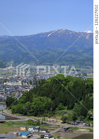 春景色の越美北線を走るキハ120列車と越前大野城 126227932