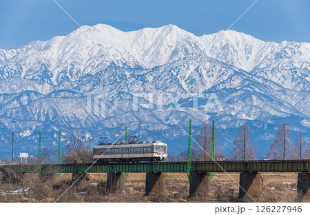 富山地方鉄道と雪の立山連峰 126227946