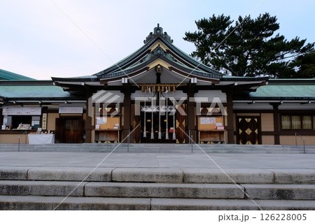 山口県　下関の古社、亀山八幡宮の立派な拝殿 126228005