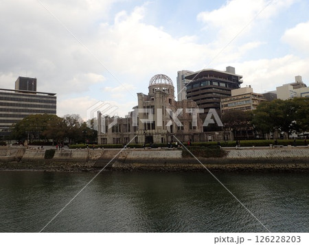 広島県広島市にあり原子爆弾の悲惨さを伝える被爆建造物で、広島平和記念碑とも呼ばれる原爆ドーム 広島県広島市にあり原子爆弾の悲惨さを伝える被爆建造物で、広島平和記念碑とも呼ばれる原爆ドーム 126228203
