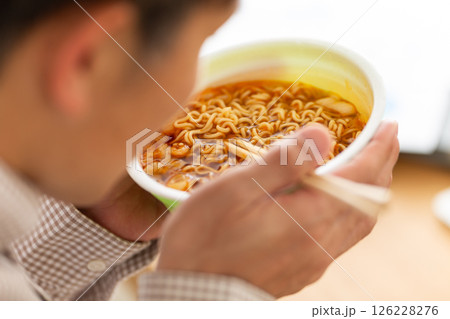 カップラーメンを食べるミドル男性 カップラーメンを食べるミドル男性 126228276