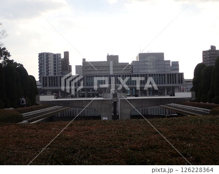 広島市中区にあり原爆死没者の慰霊と世界恒久平和を祈念して開設された市民公園である広島平和記念公園 広島市中区にあり原爆死没者の慰霊と世界恒久平和を祈念して開設された市民公園である広島平和記念公園 126228364