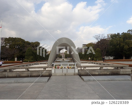 広島市中区にあり原爆死没者の慰霊と世界恒久平和を祈念して開設された市民公園である広島平和記念公園 126228389