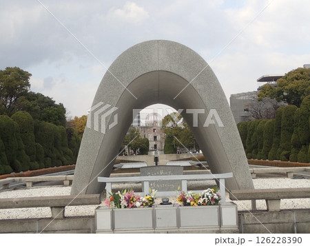 広島市中区にあり原爆死没者の慰霊と世界恒久平和を祈念して開設された市民公園である広島平和記念公園 広島市中区にあり原爆死没者の慰霊と世界恒久平和を祈念して開設された市民公園である広島平和記念公園 126228390