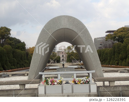 広島市中区にあり原爆死没者の慰霊と世界恒久平和を祈念して開設された市民公園である広島平和記念公園 126228391