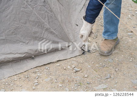 【中津川河川敷でオートキャンプ　テントスカート部分のペグを抜き撤収準備】 126228544