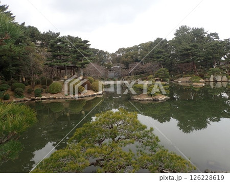 広島県広島市中区にあり江戸時代初頭に広島藩主浅野長晟が別邸の庭園として築成した大名庭園である縮景園 広島県広島市中区にあり江戸時代初頭に広島藩主浅野長晟が別邸の庭園として築成した大名庭園である縮景園 126228619