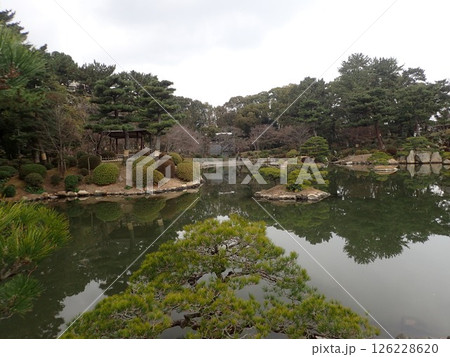 広島県広島市中区にあり江戸時代初頭に広島藩主浅野長晟が別邸の庭園として築成した大名庭園である縮景園 広島県広島市中区にあり江戸時代初頭に広島藩主浅野長晟が別邸の庭園として築成した大名庭園である縮景園 126228620