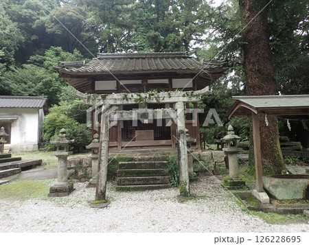 山口県岩国市にあり清和天皇の時代に社殿が建立されたと伝わる白山比咩神社（しらやまひめじんじゃ） 126228695