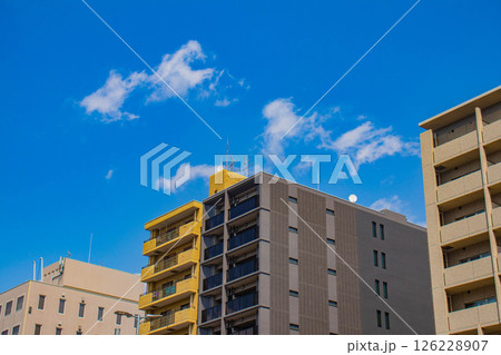 【京都風景】堀川通りの空とビル群 【京都風景】堀川通りの空とビル群 126228907