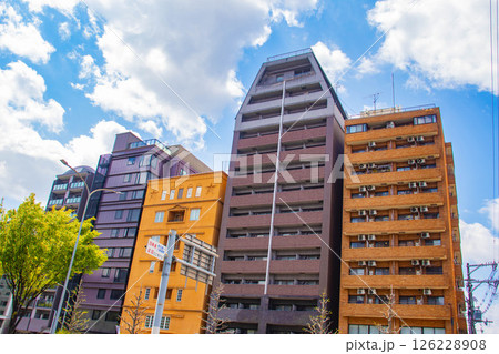 【京都風景】堀川通りの空とビル群 126228908