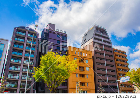 【京都風景】堀川通りの空とビル群 126228912