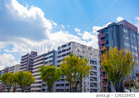 【京都風景】堀川通りの空とビル群 126228915