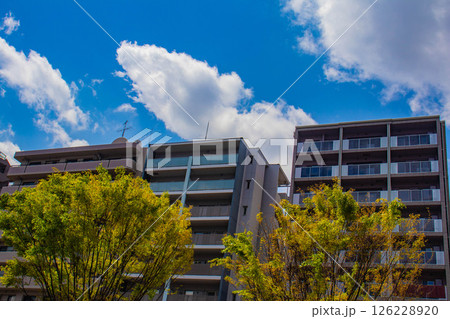 【京都風景】堀川通りの空とビル群 126228920