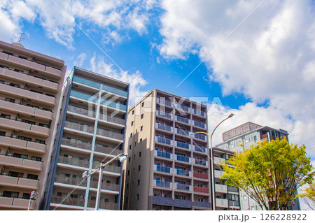 【京都風景】堀川通りの空とビル群 126228922