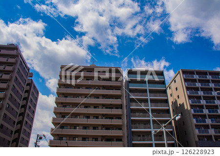【京都風景】堀川通りの空とビル群 126228923