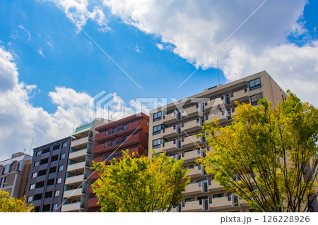 【京都風景】堀川通りの空とビル群 126228926