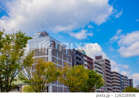 【京都風景】堀川通りの空とビル群 126228936