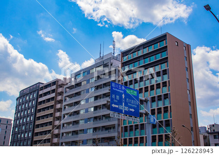 【京都風景】堀川通りの空とビル群 【京都風景】堀川通りの空とビル群 126228943