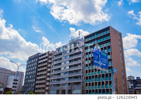 【京都風景】堀川通りの空とビル群 【京都風景】堀川通りの空とビル群 126228945