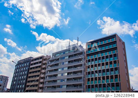 【京都風景】堀川通りの空とビル群 126228948