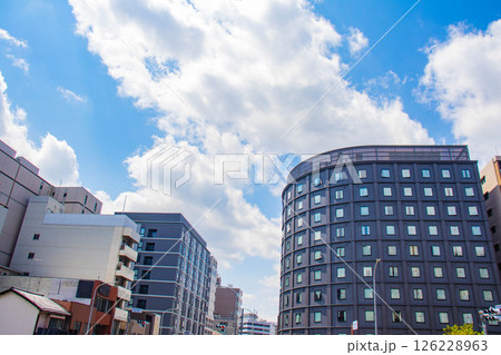 【京都風景】堀川通りの空とビル群 【京都風景】堀川通りの空とビル群 126228963