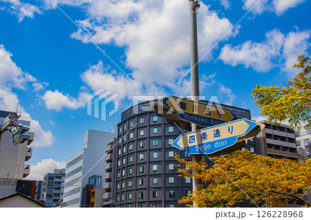 【京都風景】堀川通りの空とビル群 126228968